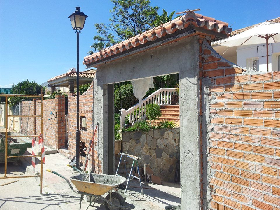Rehabilitación de portón y fachada en Málaga realizada por RESEMA